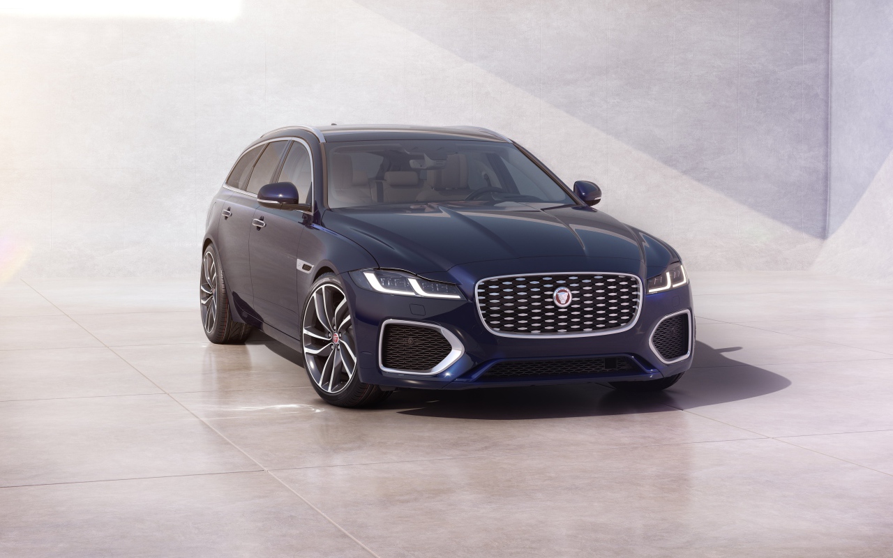 Синий автомобиль Jaguar XF Sportbrake 2020 года у стены 