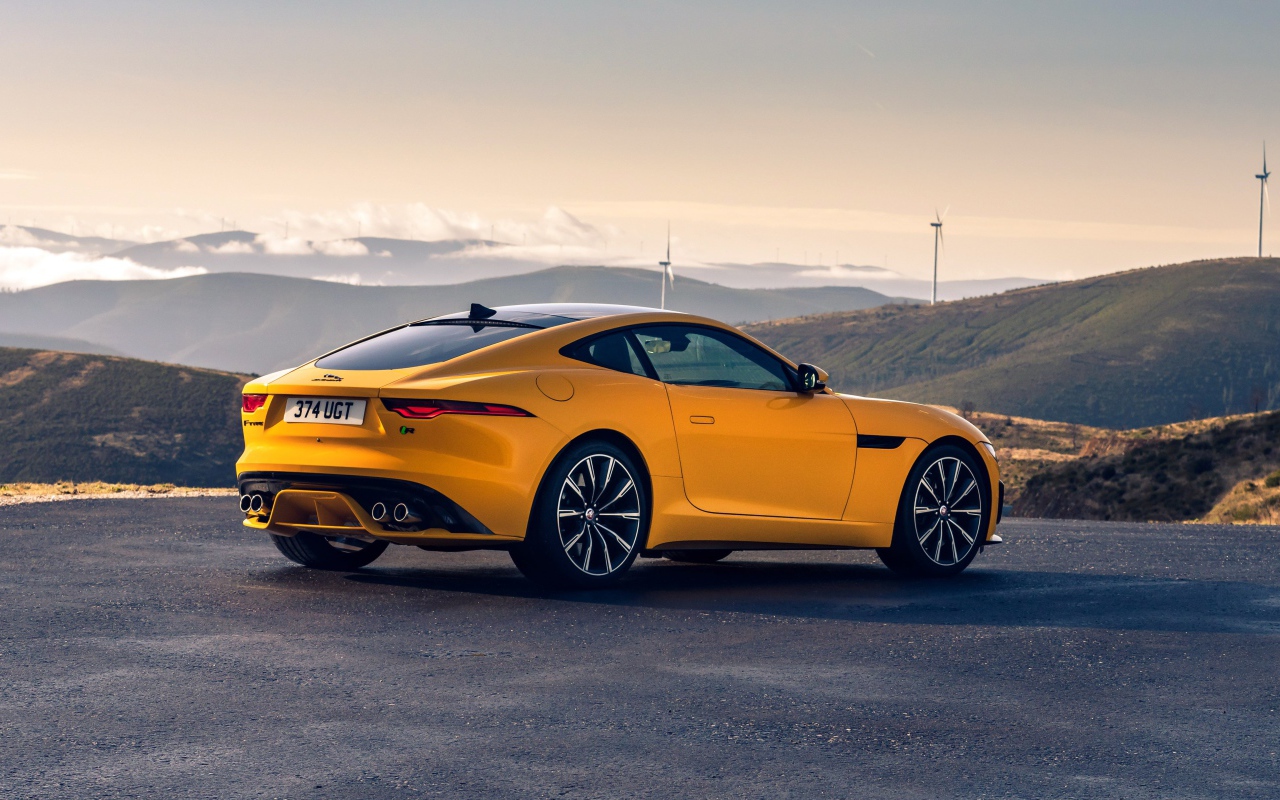 Желтый автомобиль Jaguar F-Type R Coupe 2020 года вид сзади
