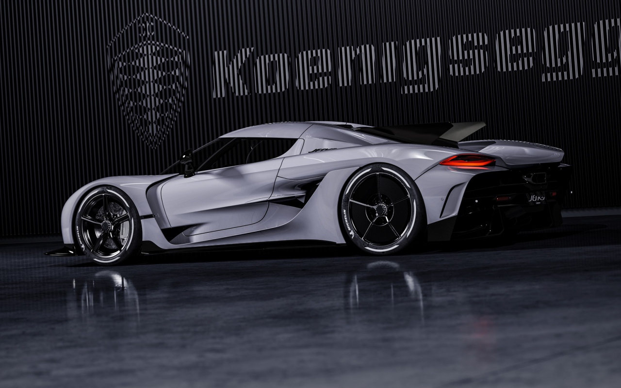 Автомобиль Koenigsegg Jesko Absolut 2020 года на фоне логотипа