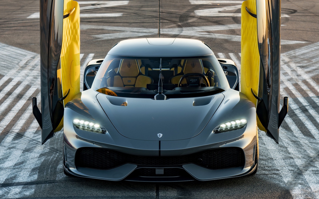 Серебристый автомобиль Koenigsegg Gemera 2020 года с открытыми дверями
