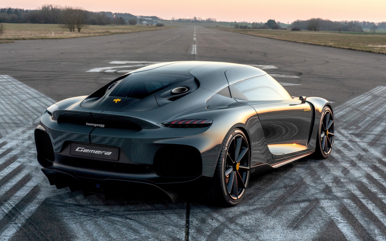Автомобиль Koenigsegg Gemera 2020 года на трассе