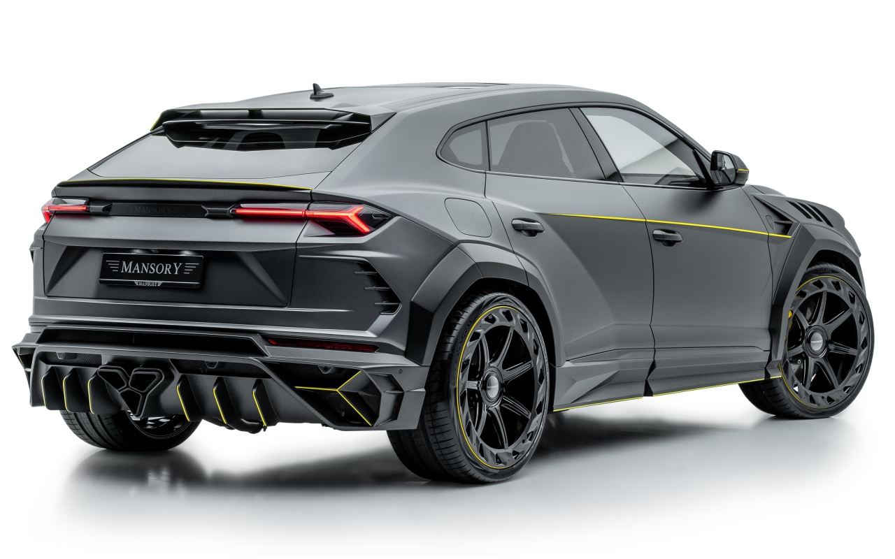 Серый внедорожник Lamborghini Urus 2019 года на белом фоне