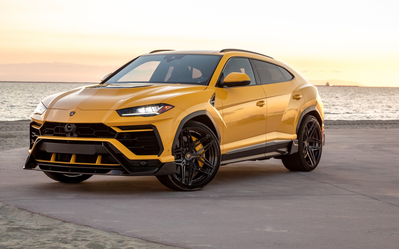 Автомобиль Lamborghini Urus у воды 