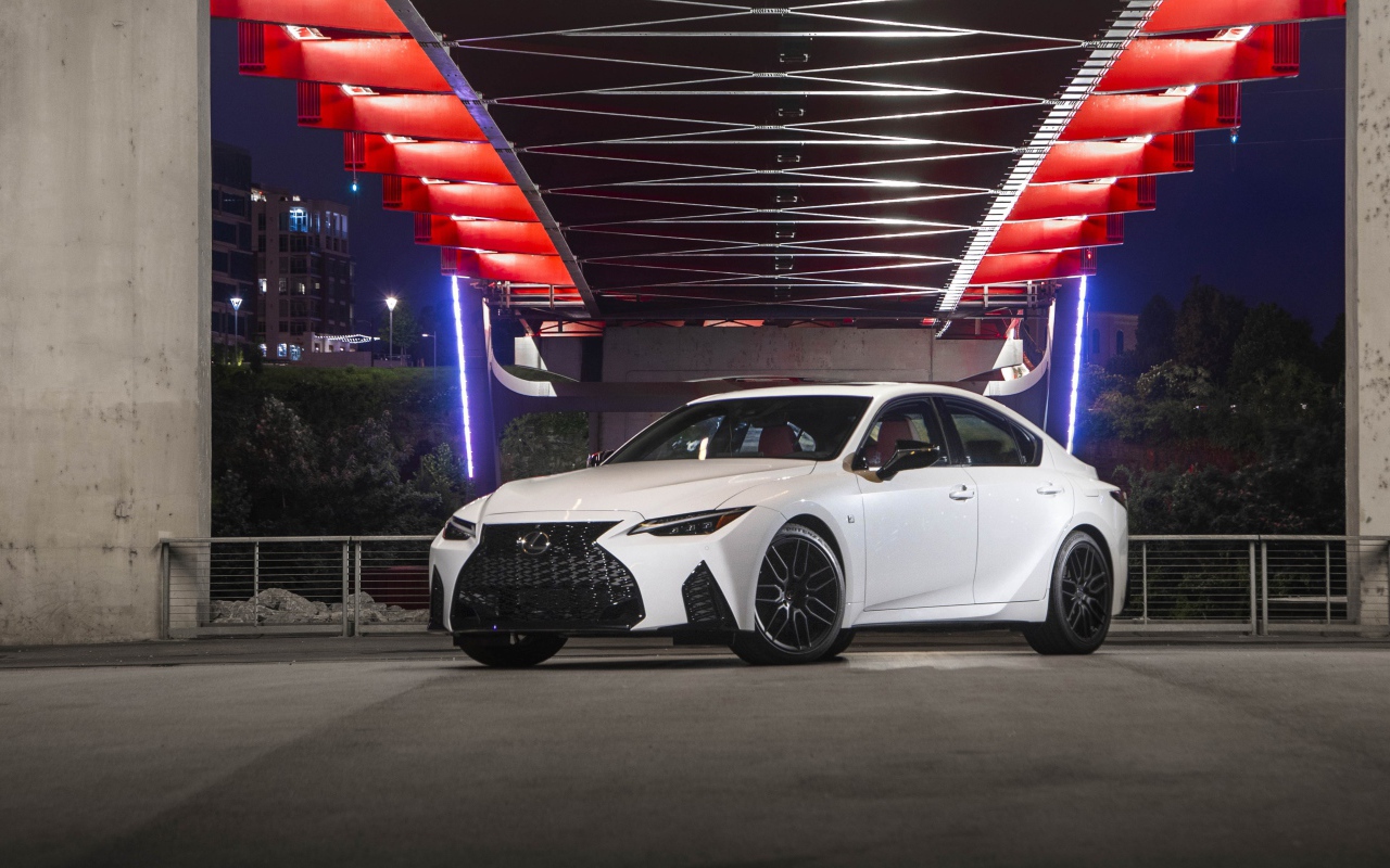 Белый автомобиль  Lexus IS 350 F SPORT, 2021 года под мостом