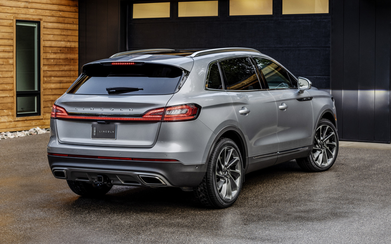 Внедорожник Lincoln Nautilus 2021 года вид сзади