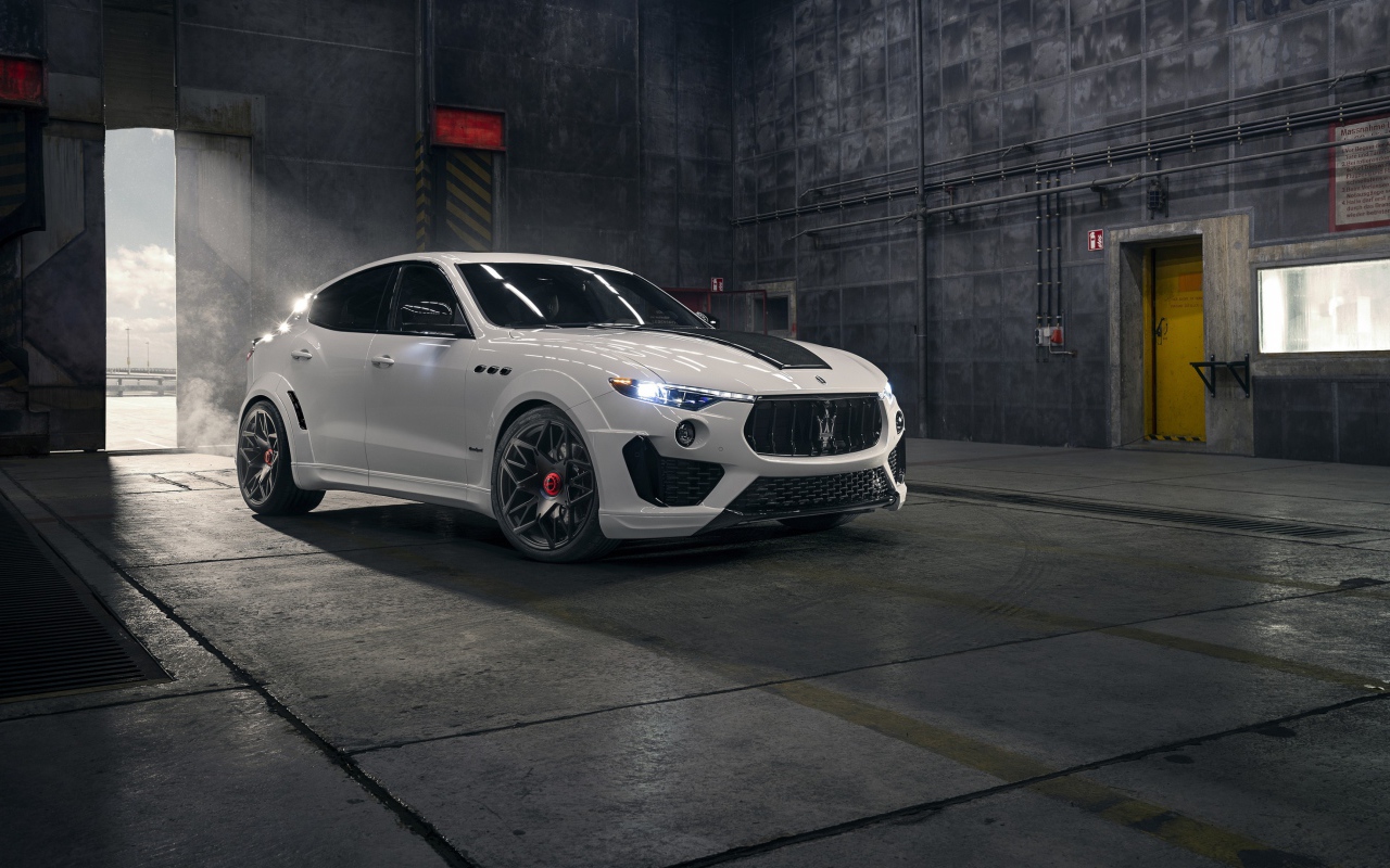 Автомобиль  Maserati Levante S Q4 GranSport Esteso V2 2020 года в ангаре