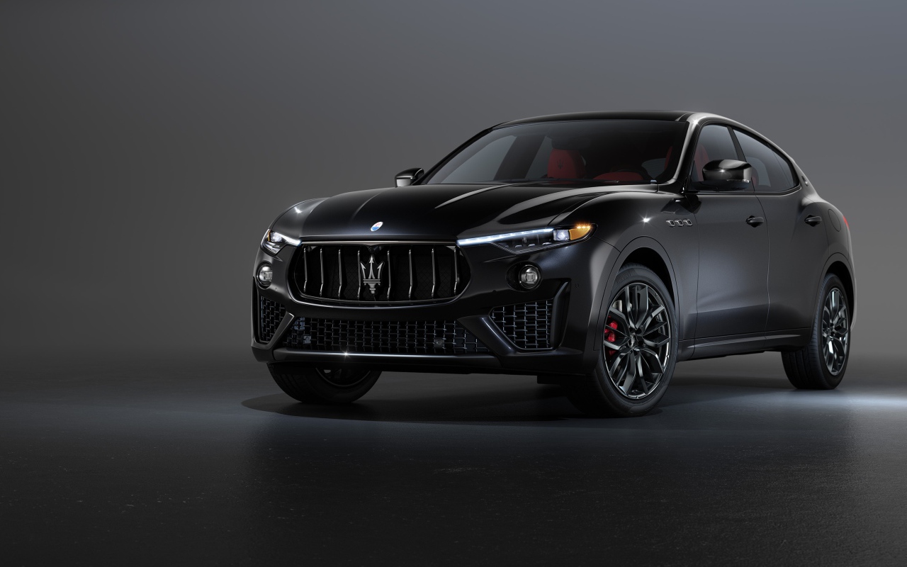Черный автомобиль  Maserati Levante S Q4, 2020 года на сером фоне