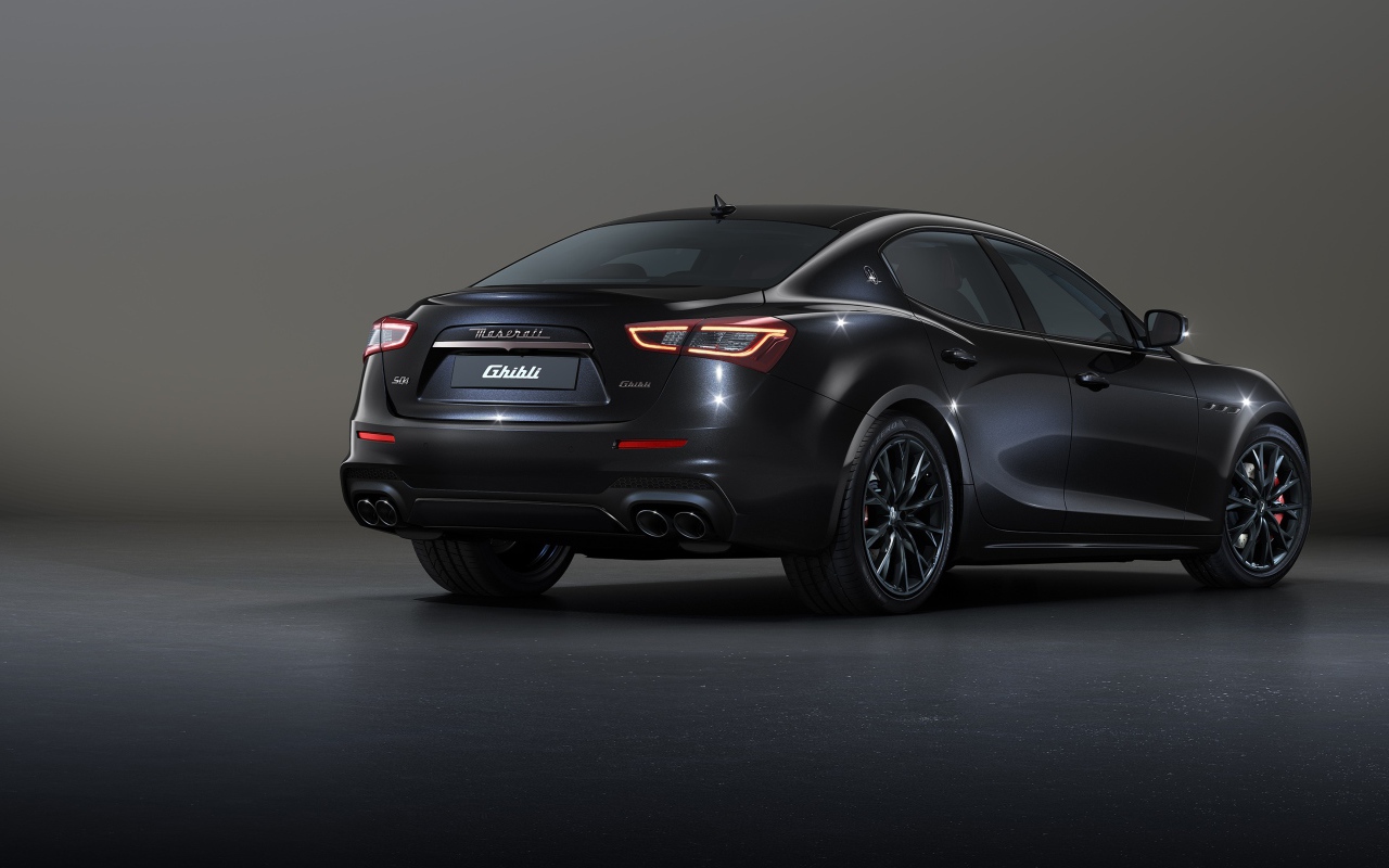 Автомобиль  Maserati Ghibli S Q4 GranSport Edizione Ribelle, 2020 года вид сзади
