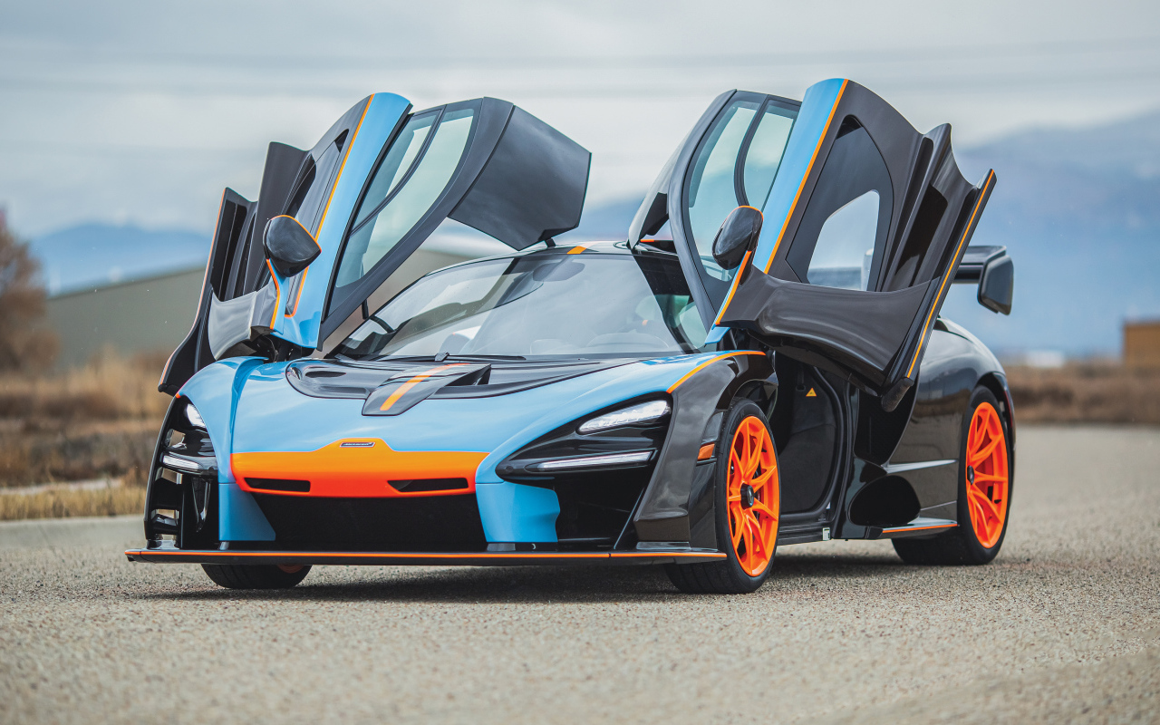 Спортивный автомобиль McLaren MSO Senna Gulf Oil Theme 2019 года с открытыми дверями