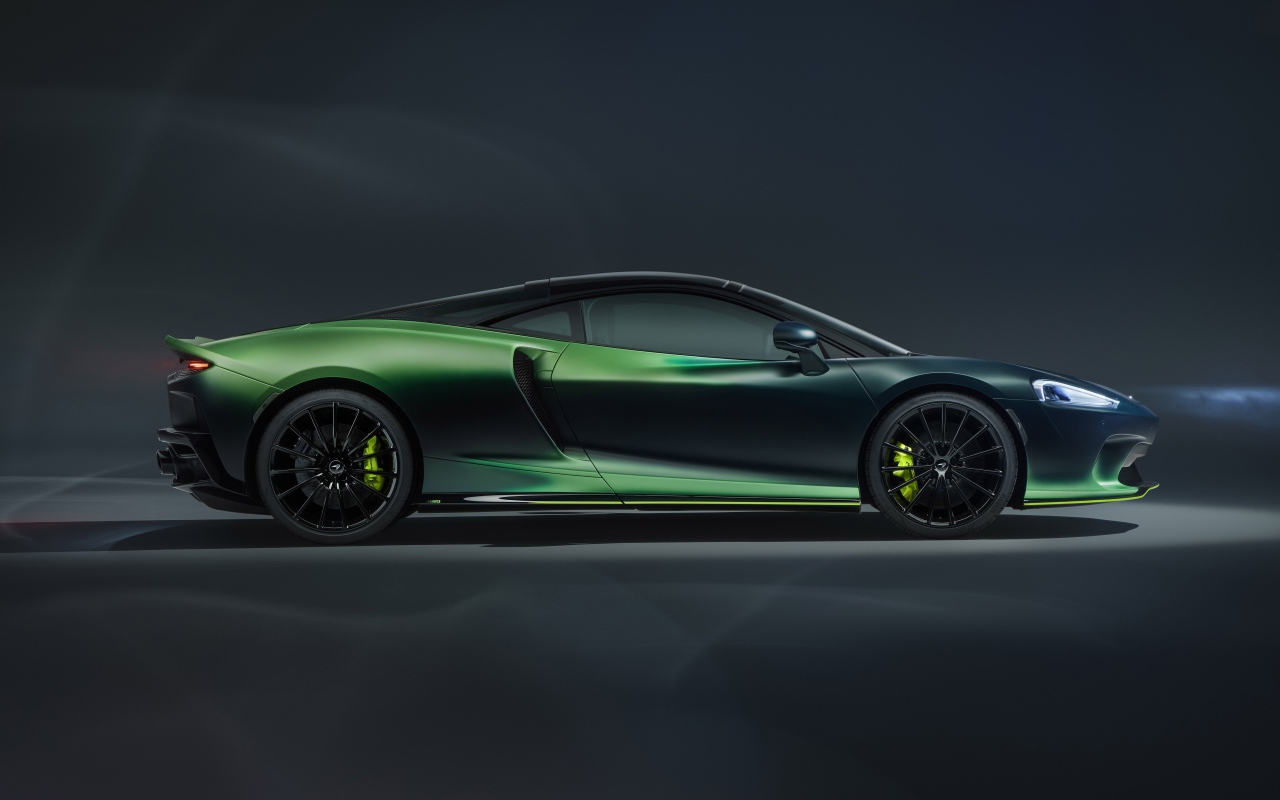 Автомобиль McLaren GT Verdant Theme By MSO 2020 года вид сбоку