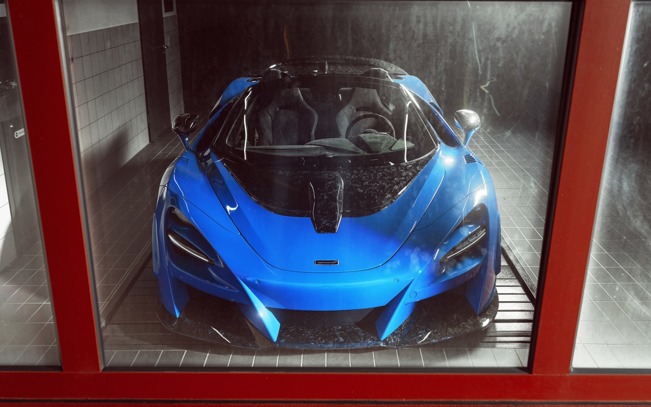 Спортивный автомобиль McLaren 720S Spider N-Largo 2020 года на мойке