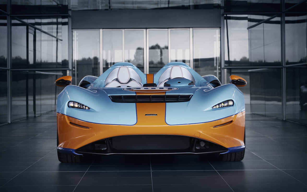 Спортивный автомобиль McLaren Elva Gulf Theme By MSO 2021 года