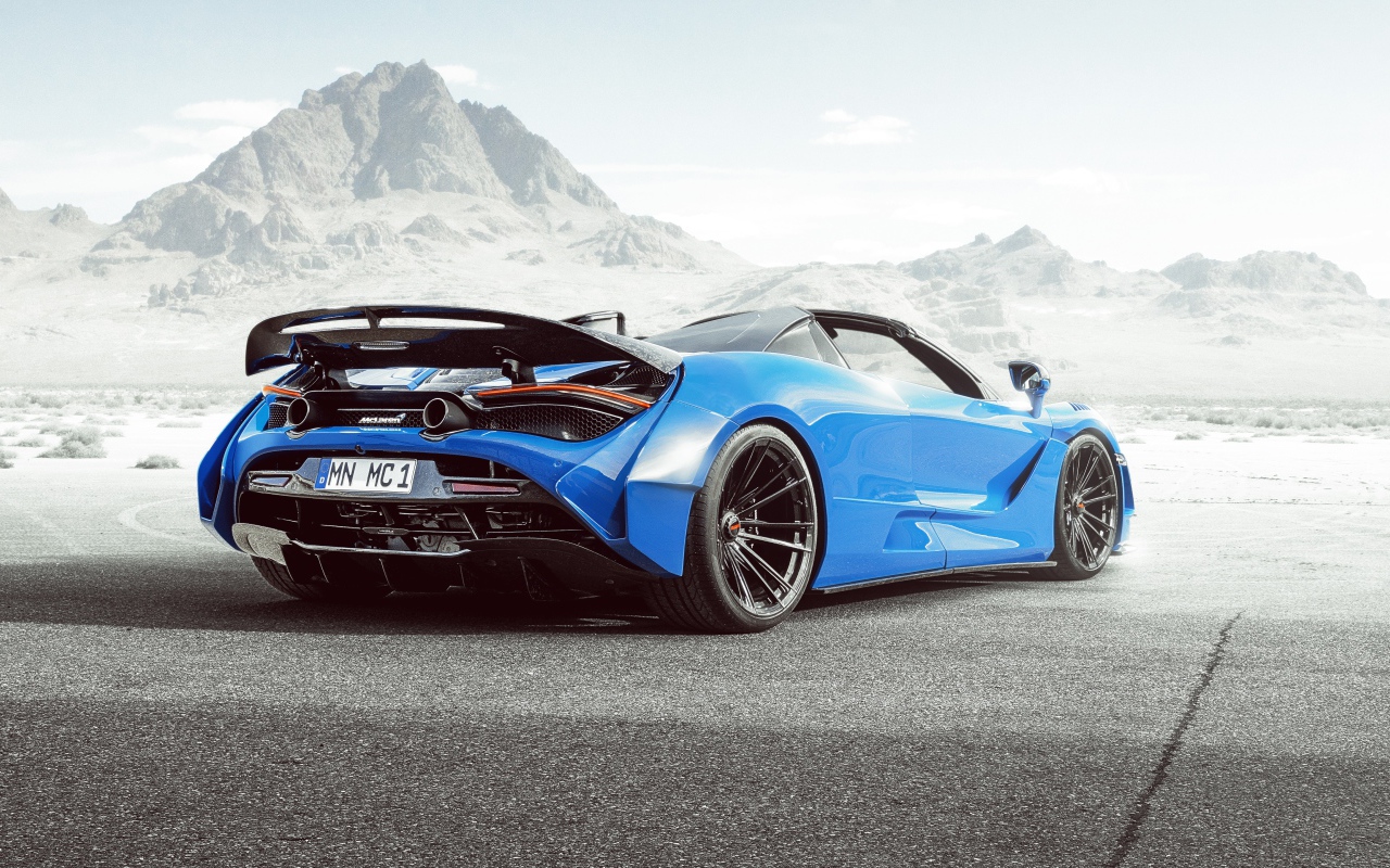 Голубой автомобиль  McLaren 720S Spider N-Largo 2020 года вид сзади на фоне гор 