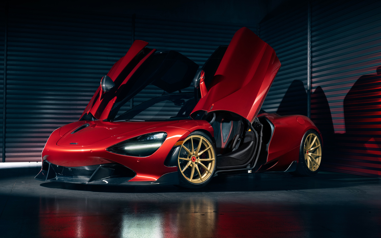 Быстрый автомобиль McLaren 720S с открытыми дверями