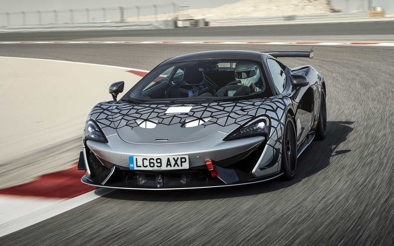 Гоночный автомобиль McLaren 620R на трассе