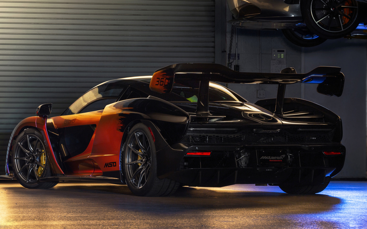 Спортивный автомобиль McLaren MSO Senna в гараже