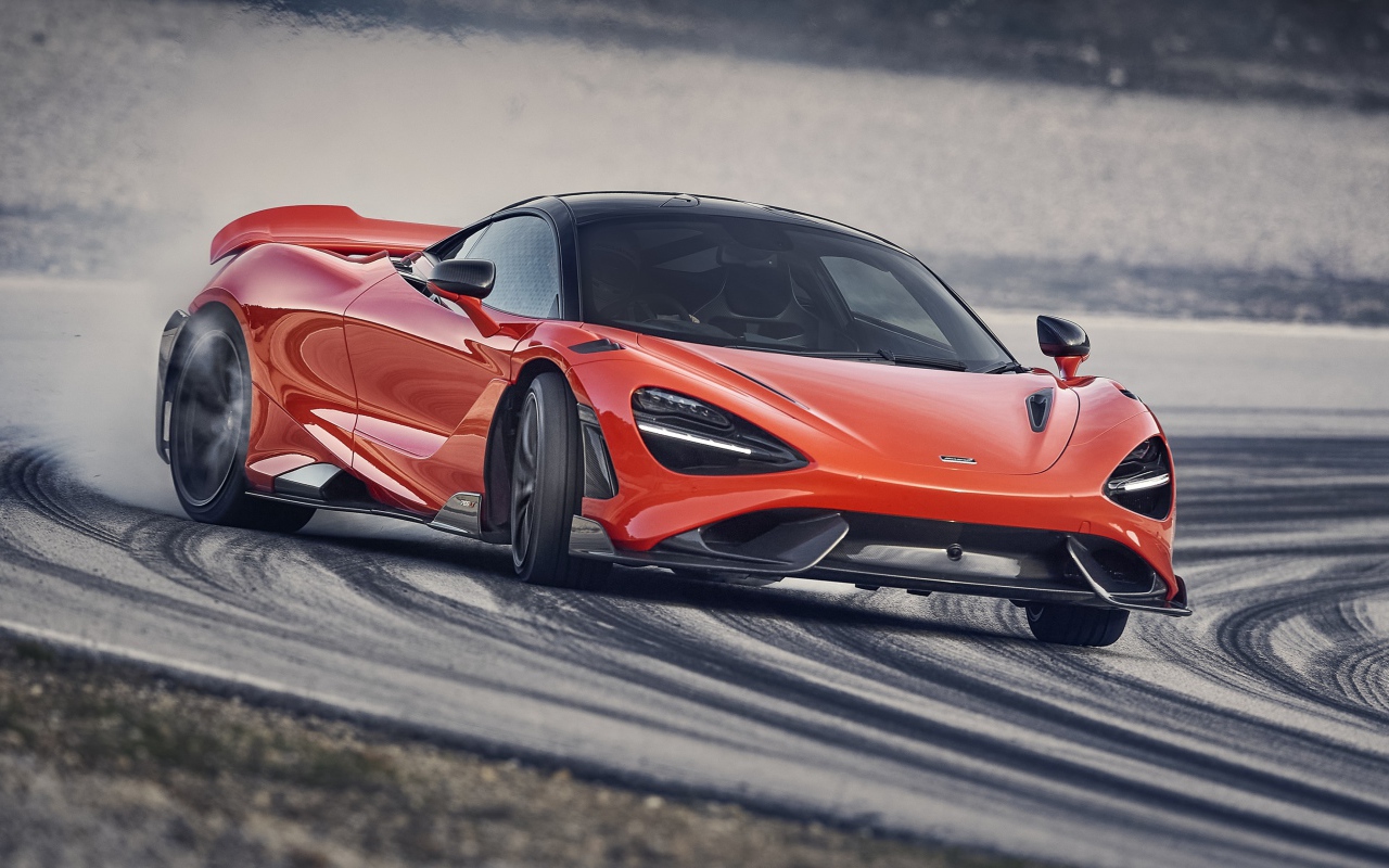 Красный гоночный автомобиль McLaren 765LT 2020 года на трассе 