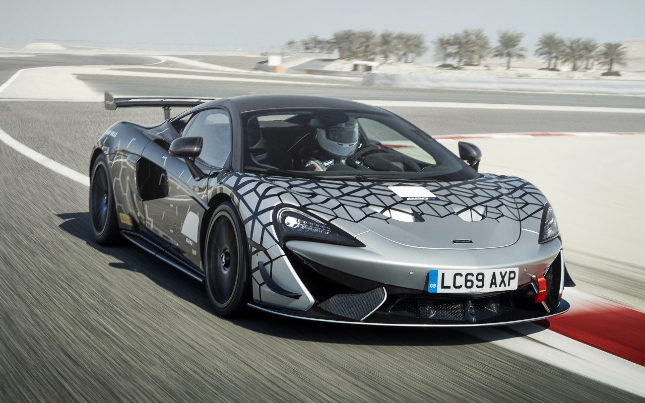 Спортивный автомобиль McLaren 620R на трассе