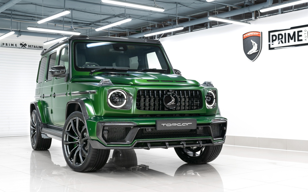 Зеленый внедорожник Mercedes-Benz G-Klasse Green Inferno 2020 года в гараже