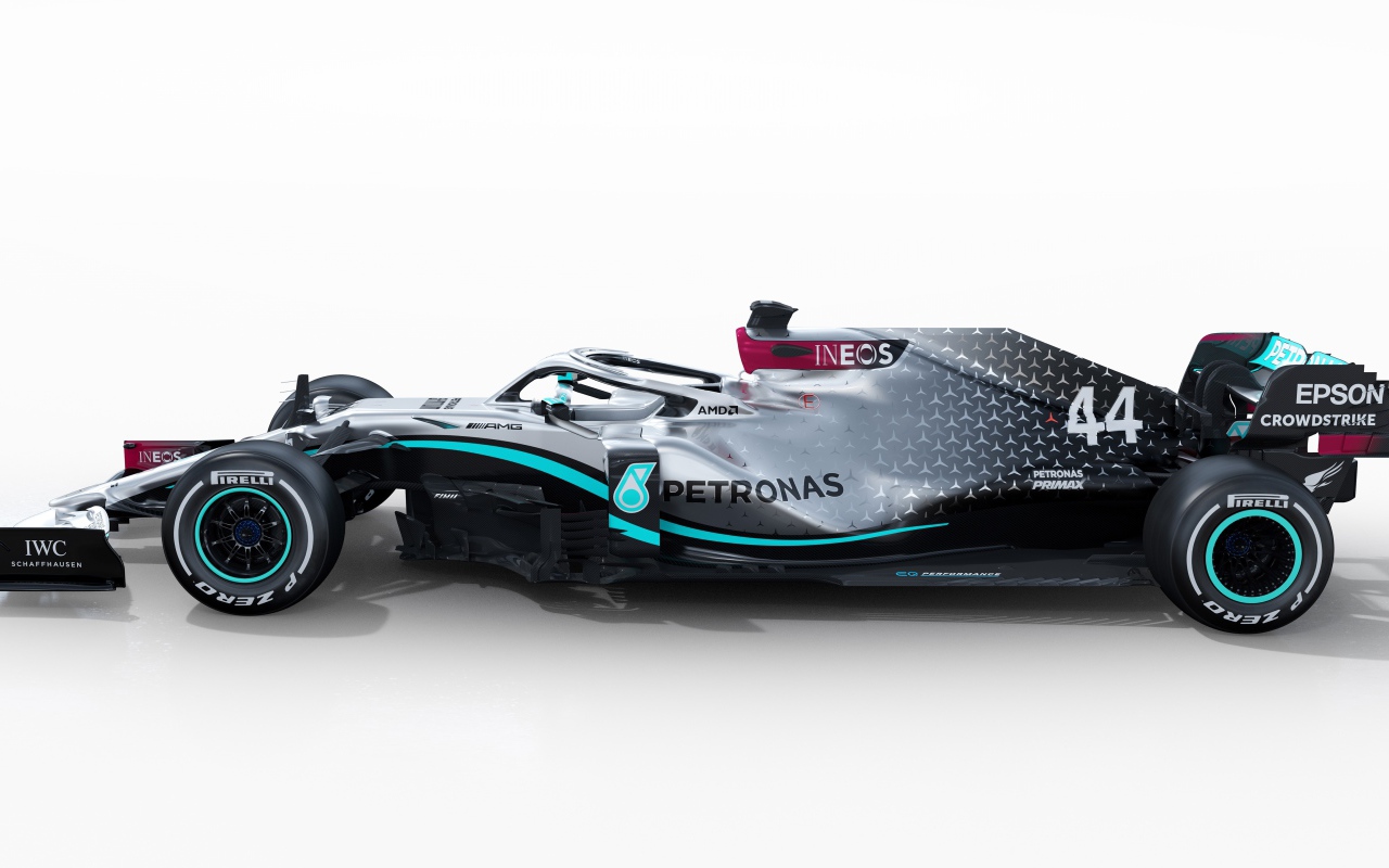 Гоночный автомобиль Mercedes-AMG F1 W11 EQ Performance 2020 года на белом фоне