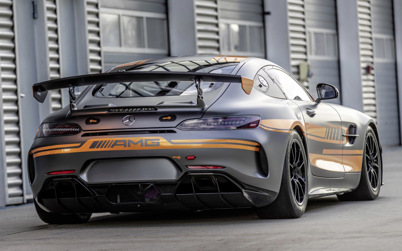 Серебристый автомобиль Mercedes-AMG GT4 2020 года вид сзади