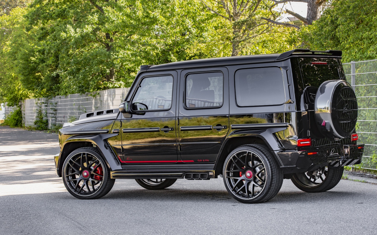 Черный джип Mercedes-Benz G-Class  на улице
