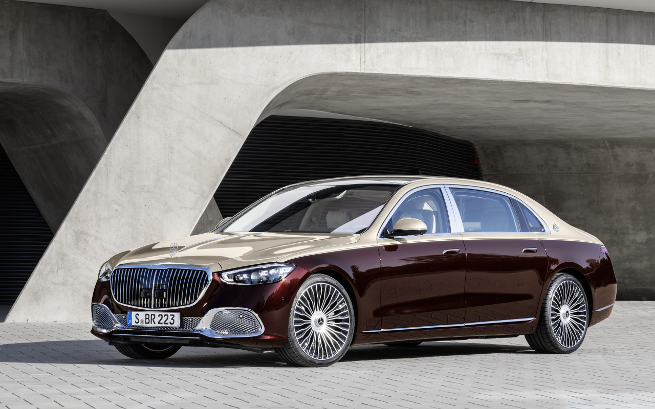 Бордовый автомобиль Mercedes-Maybach S 580,  2021 года