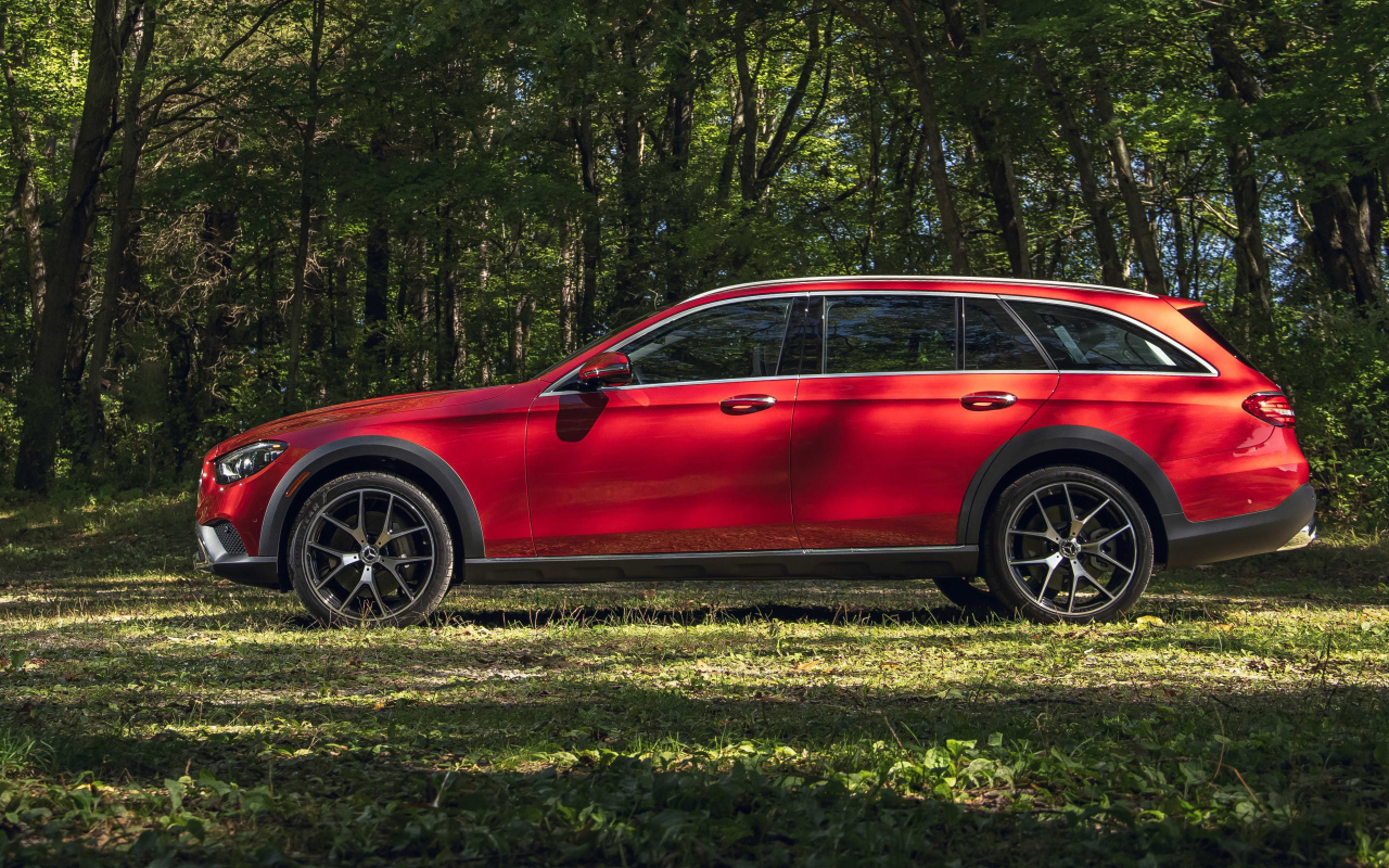 Автомобиль Mercedes-Benz E 450 4MATIC All-Terrain, 2021 года вид сбоку