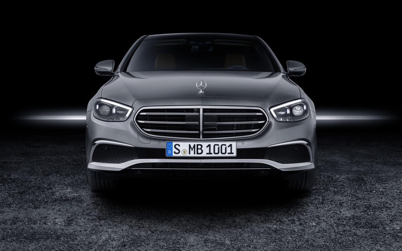 Серебристый автомобиль Mercedes-Benz E-Klasse, 2020 года вид спереди