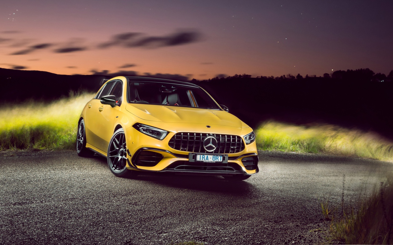 Желтый автомобиль Mercedes-AMG A 45 S 4MATIC Aerodynamic Package 2020 года ночью 