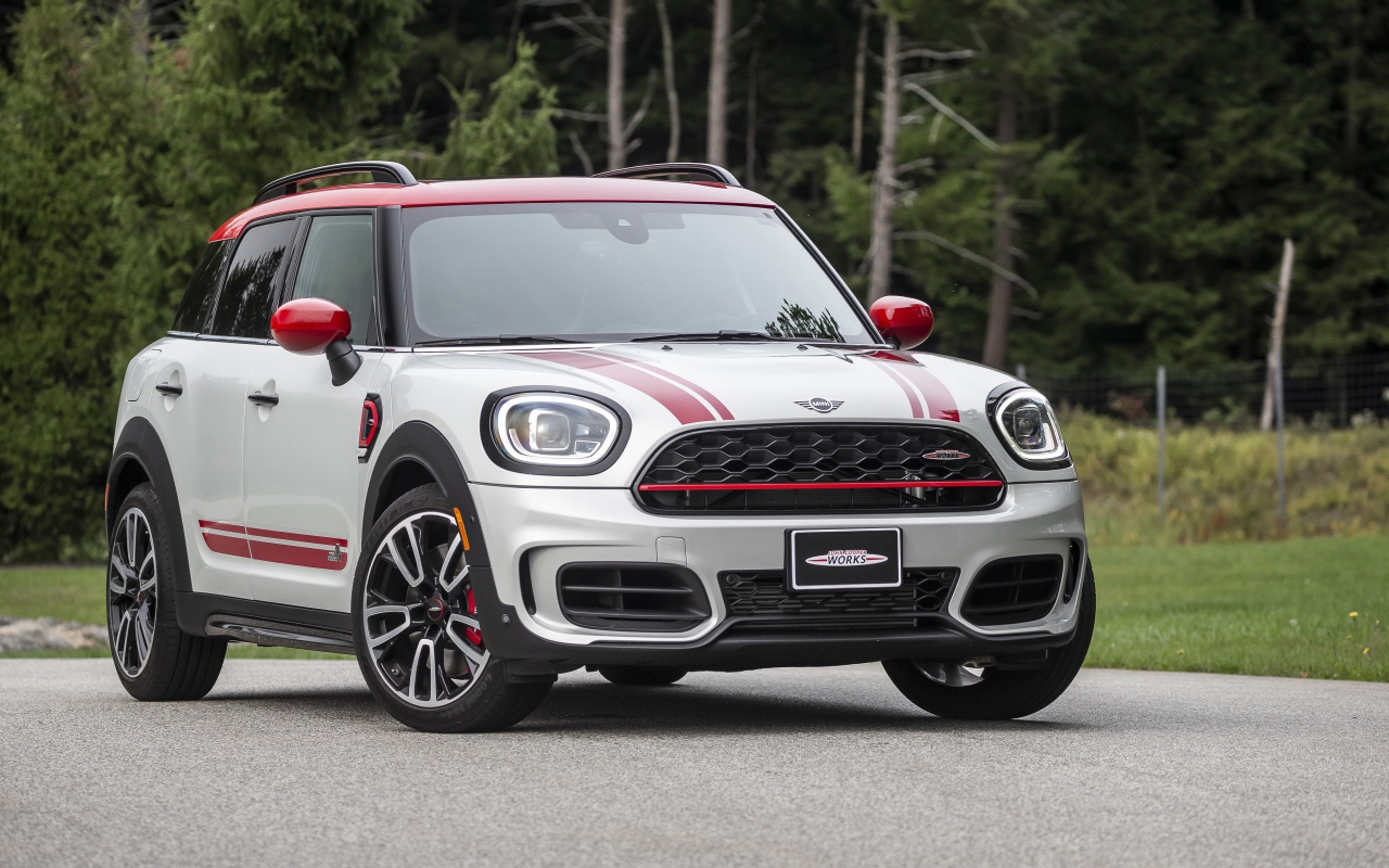Автомобиль  MINI John Cooper, 2021 года на дороге