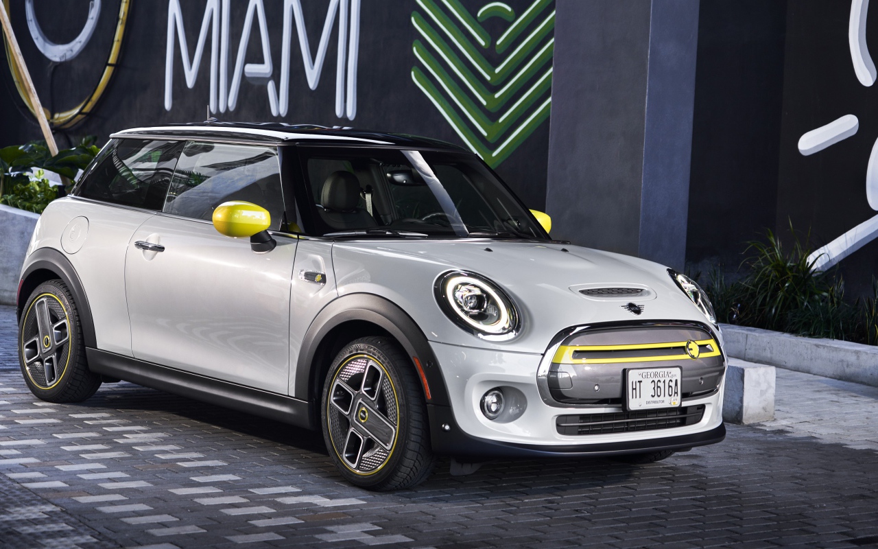 Серебристый  MINI Cooper SE, 2020 года у дома