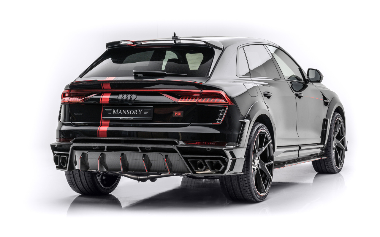 Черный кроссовер  Mansory Audi RS Q8 2020 года вид сзади на белом фоне