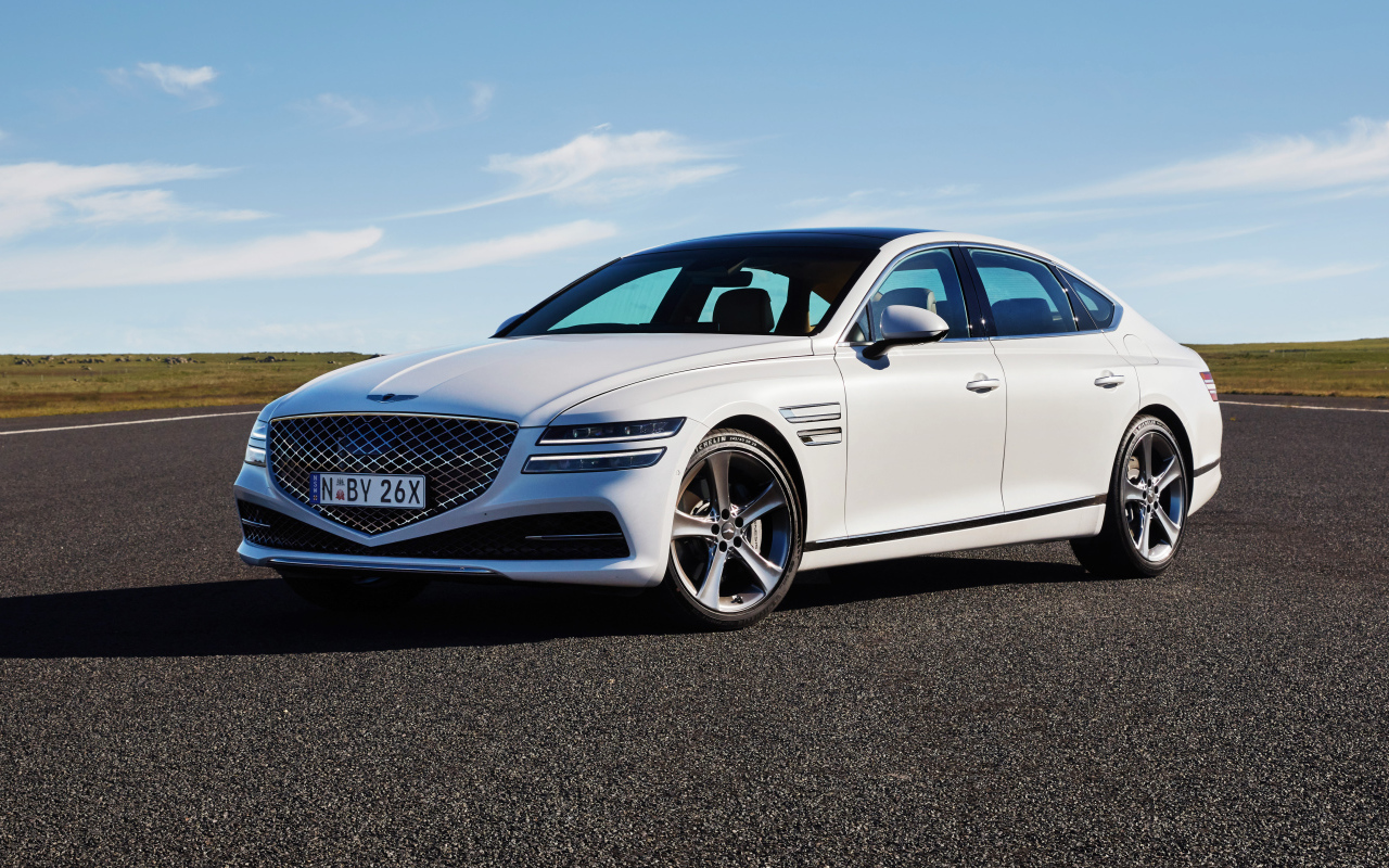 Белый автомобиль Genesis G80 3.5T AWD 2020 года на трассе