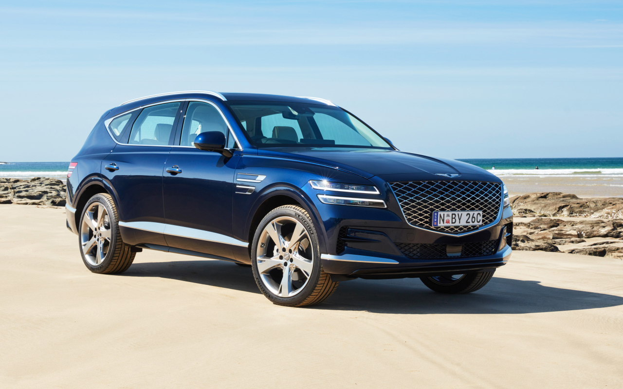 Синий автомобиль Genesis GV80 2.5T 2020 года у океана