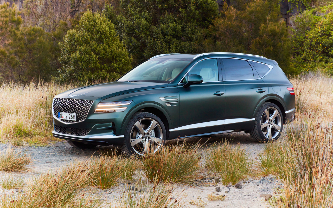 Автомобиль Genesis GV80 3.5T AWD 2020 года в траве