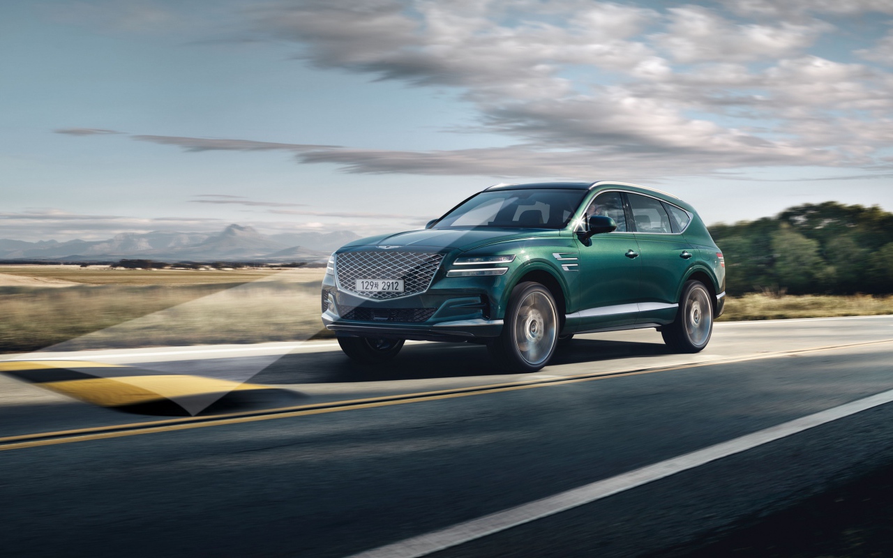 Внедорожник Genesis GV80 2020 года на трассе 