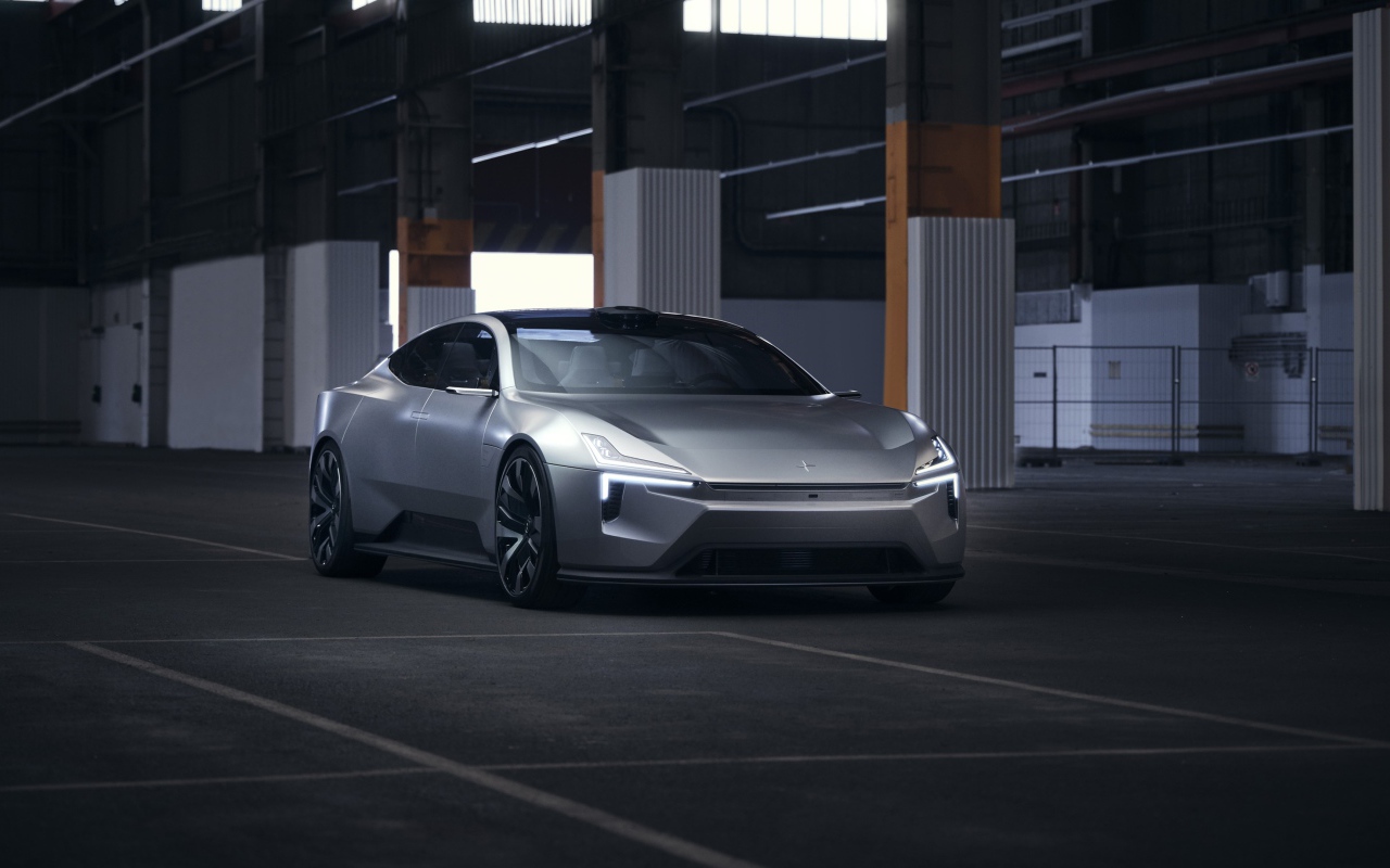 Серебристый автомобиль Polestar Precept 2020 года на парковке 
