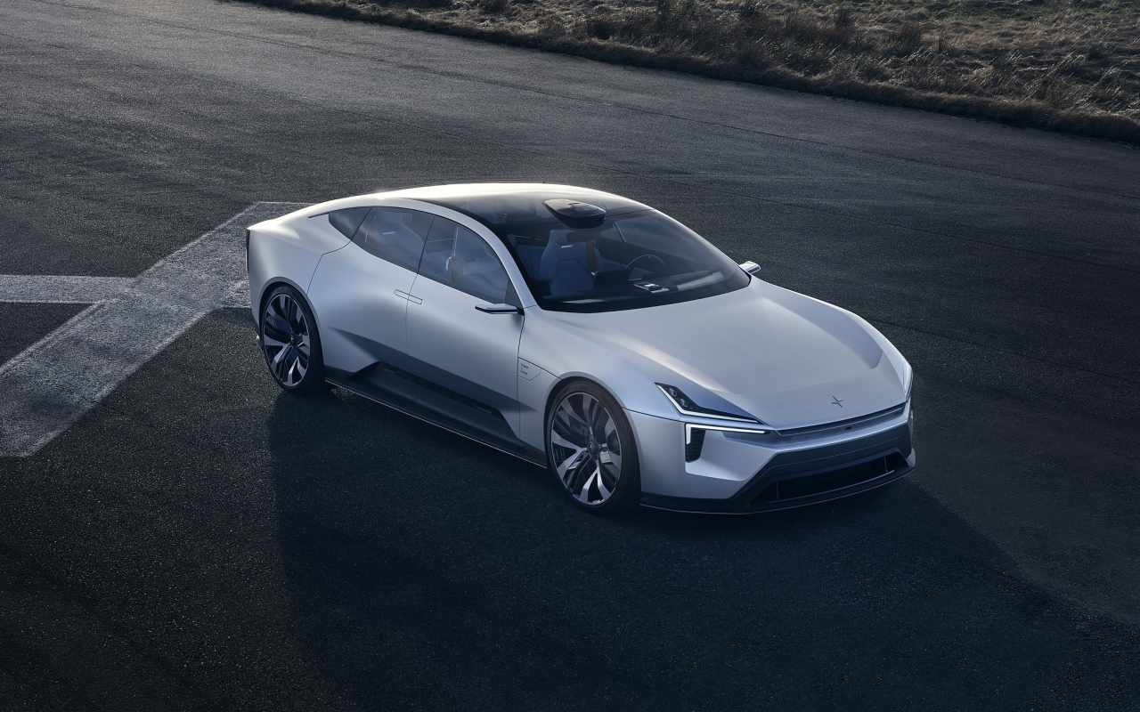 Серебристый автомобиль Polestar Precept 2020 года на ровной дороге 