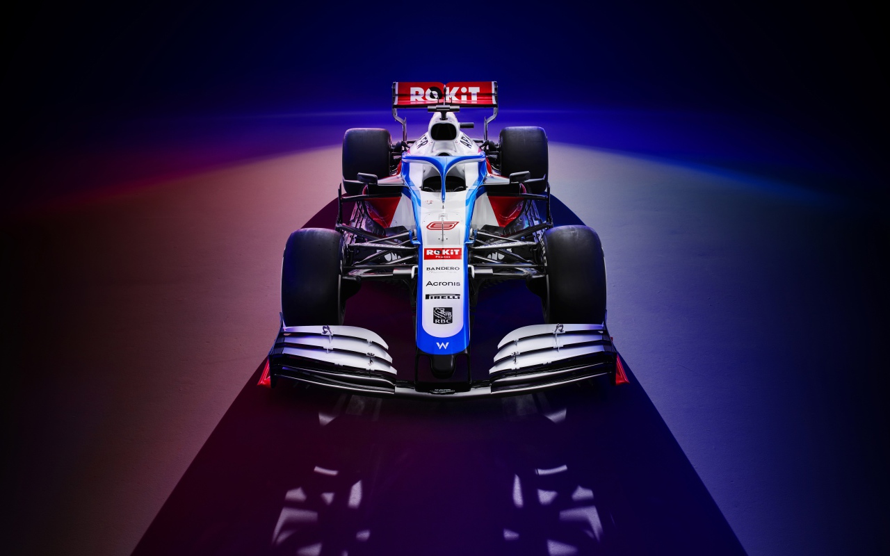 Гоночный автомобиль Williams FW43,  2020 года на синем фоне вид спереди
