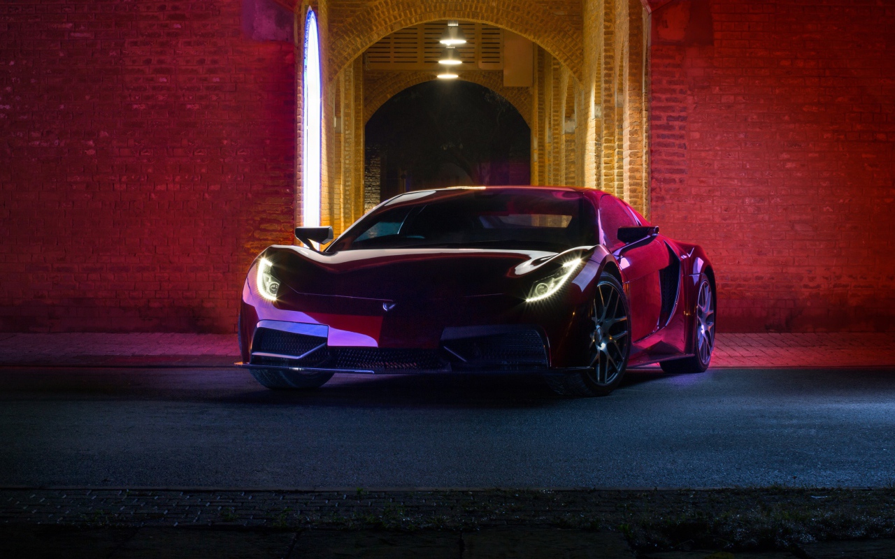 Красный автомобиль Vega EVX 2020 года у дома