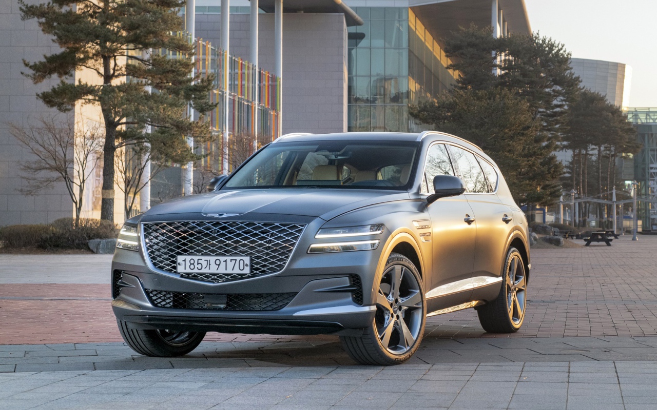 Серебристый автомобиль Genesis GV80, 2020 года