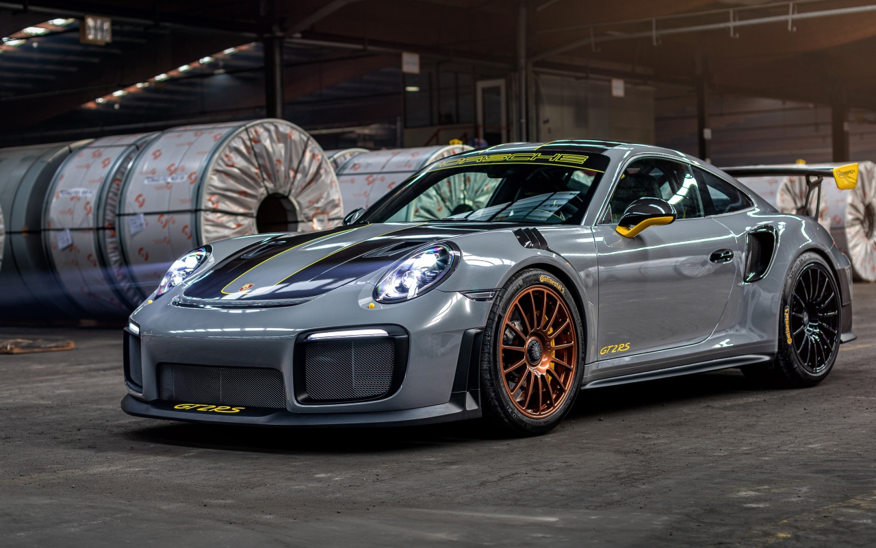 Автомобиль Porsche 911 GT2 RS 2020 года на заводе