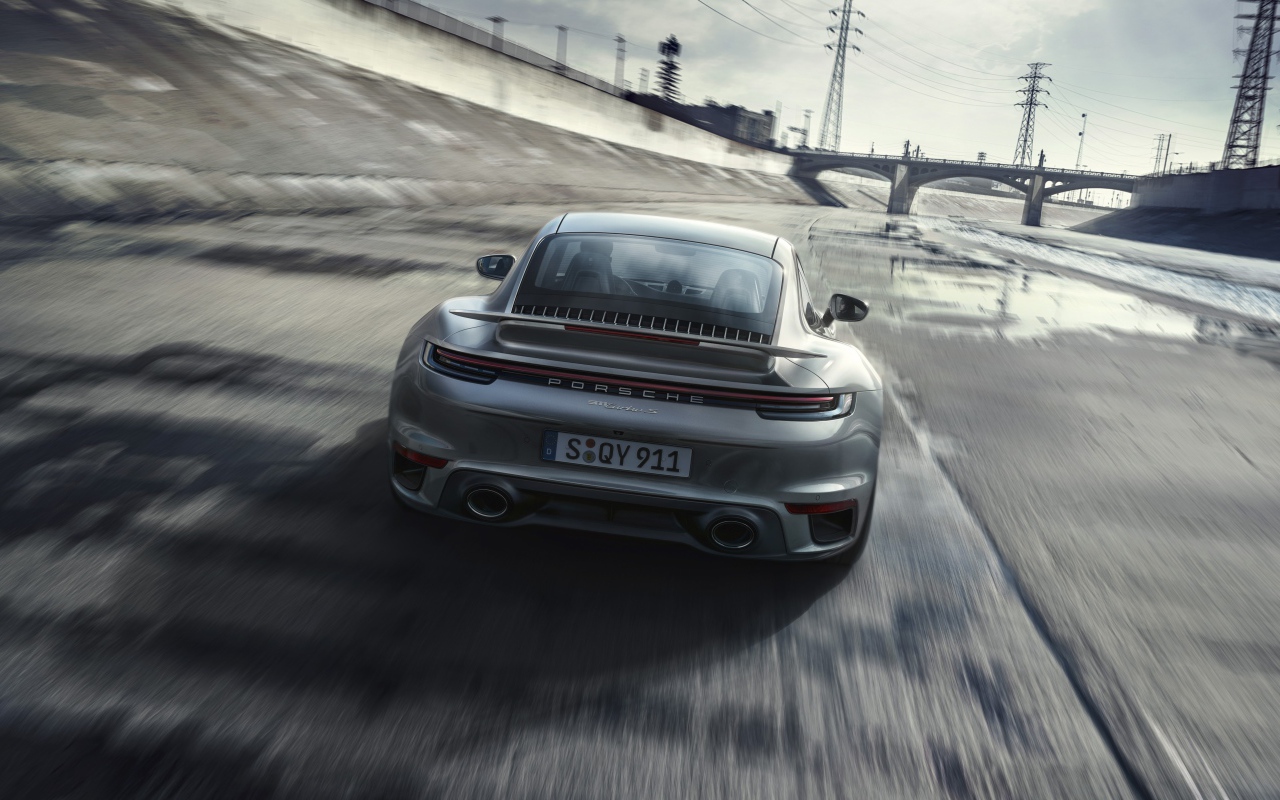 Автомобиль Porsche 911 Turbo S 2020 года на трассе 