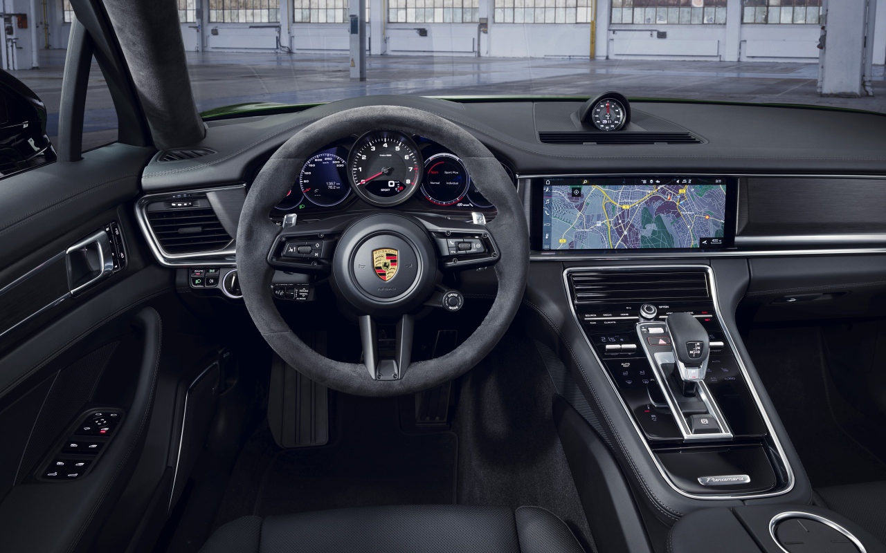 Салон автомобиля Porsche Panamera 4S 2020 года 