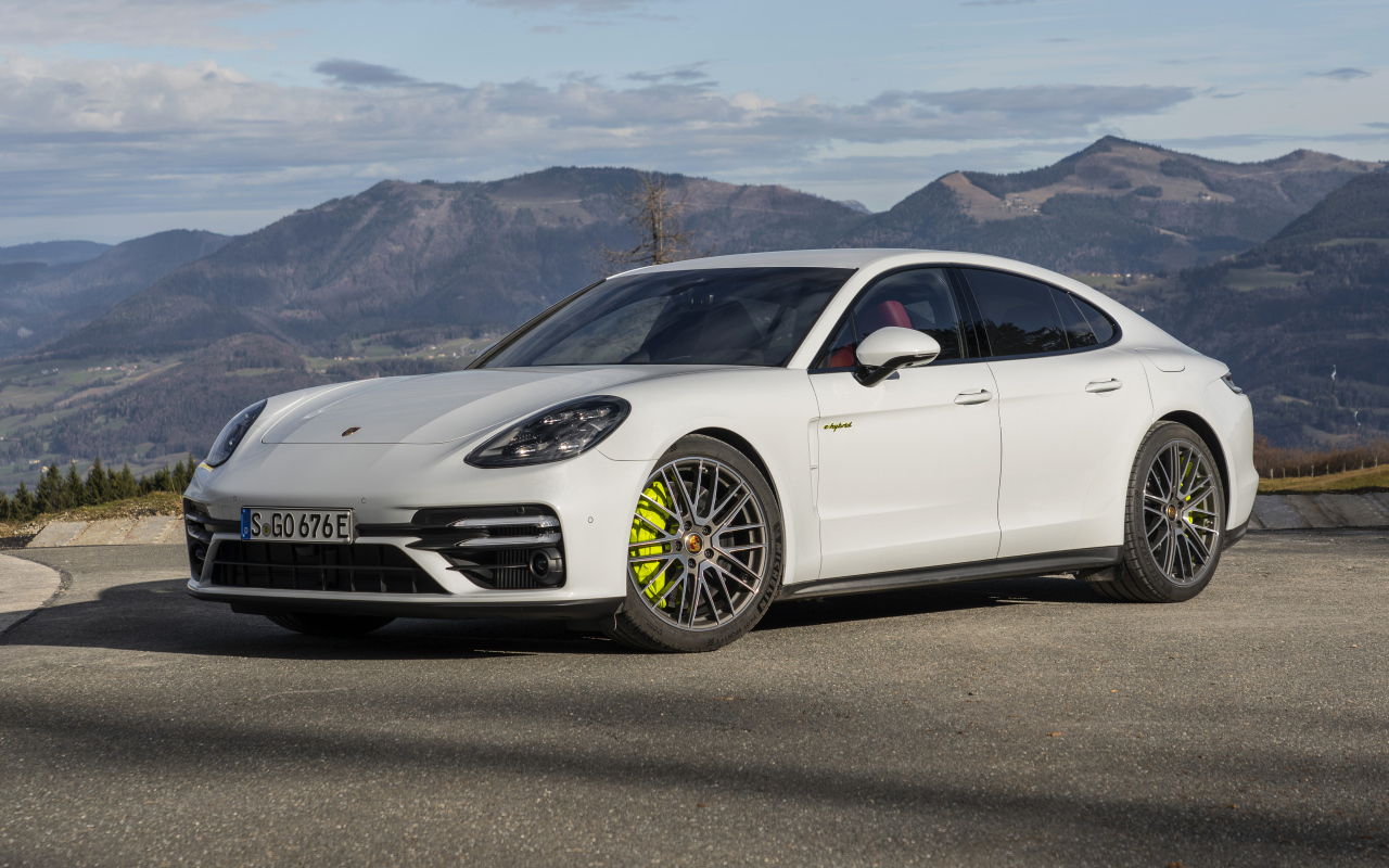 Автомобиль Porsche Panamera Turbo S E-Hybrid 2021 года на фоне гор