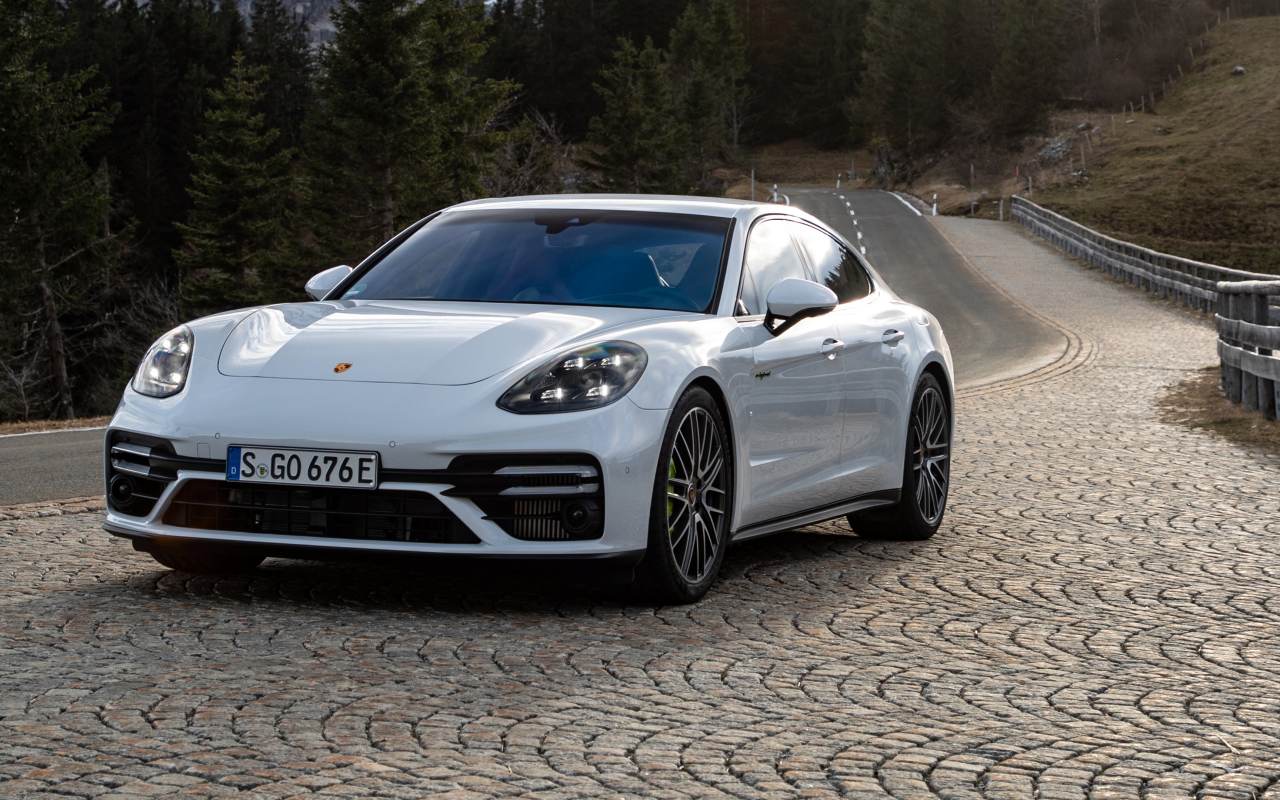Белый автомобиль Porsche Panamera Turbo S E-Hybrid 2021 года на дороге