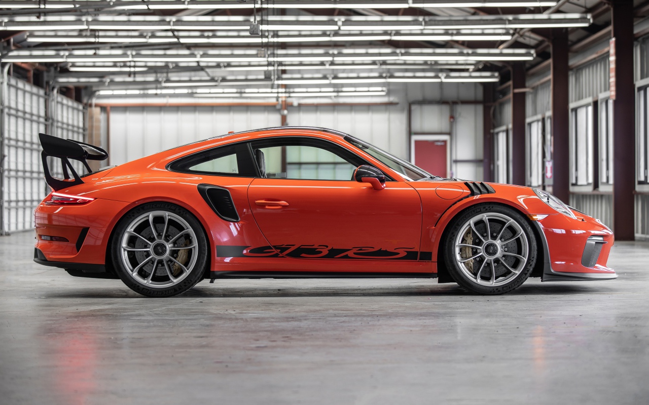 Быстрый автомобиль Porsche 911 GT3 RS вид сбоку 