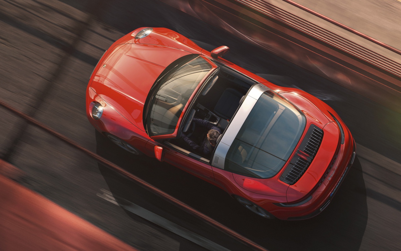 Автомобиль Porsche 911 Targa 4, 2020 года вид сверху