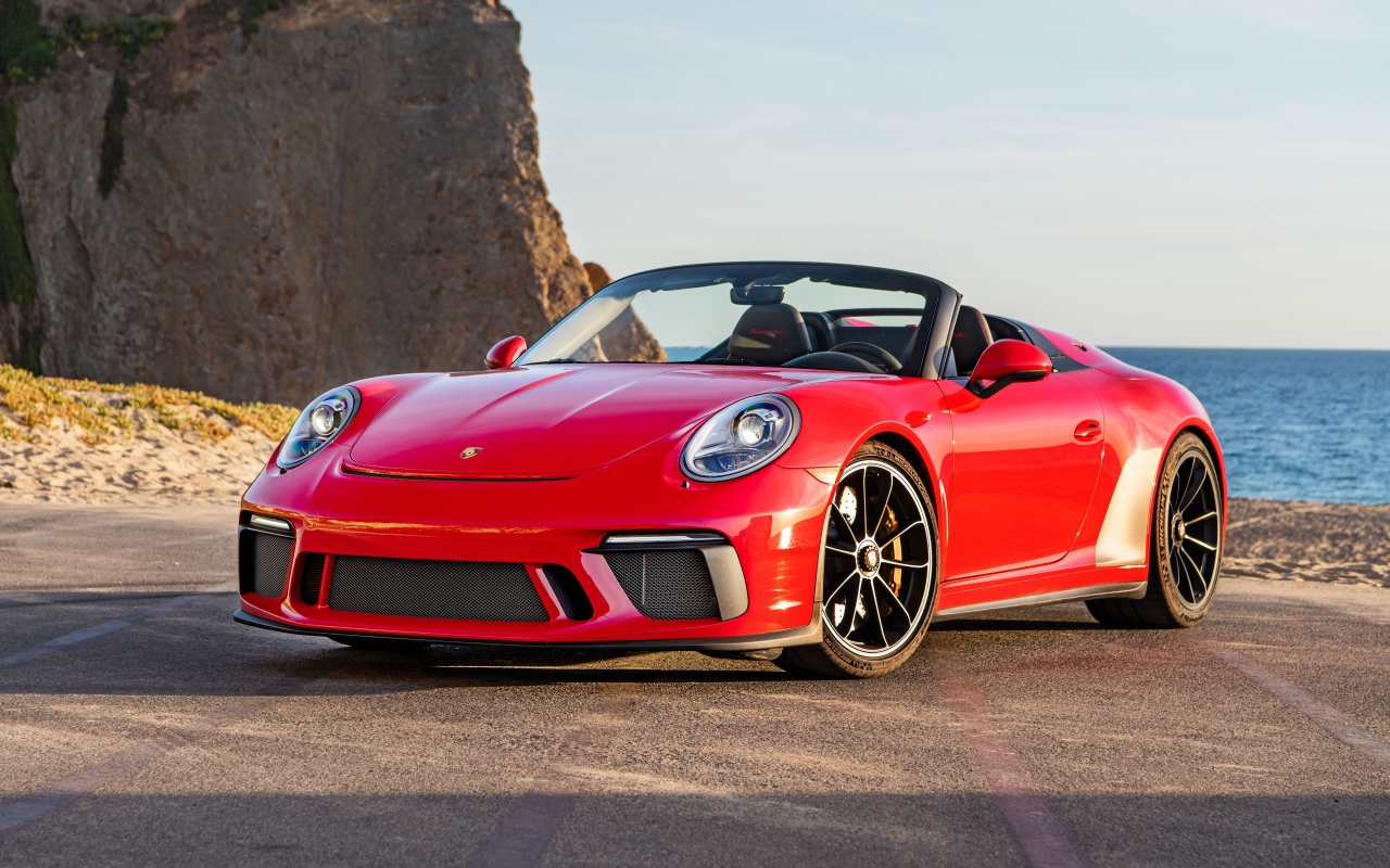 Красный автомобиль Porsche 911 Speedster, 2019 года у воды